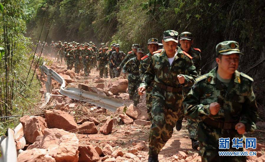  4月20日，因地震造成山體滑坡，道路受阻，救援人員徒步趕往救援現(xiàn)場。記者剛剛從四川省地震局獲悉，截至20日16時40分，雅安蘆山地震已造成四川113人死亡。具體傷亡人數(shù)仍在進一步統(tǒng)計中。 新華社記者陳燮 攝