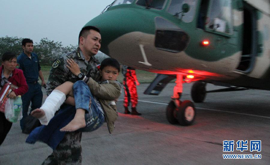  4月20日，成都某機場地面人員緊急轉移直升機從災區運回的傷員。 4月20日，四川雅安蘆山縣發生7.0級地震后，成都軍區陸航某旅全力以赴投入抗震救災任務。截至20日20時，該旅共出動直升機15架，空勤人員482人，飛行28架次，完成對蘆山縣城、大川鎮、寶盛鄉等重災區的勘察任務，並運送醫護人員20名、特戰隊員23人和救災物資6．2噸飛赴災區。新華社發（李旭 攝）