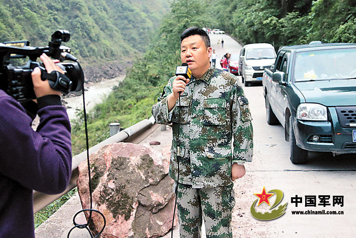 　4月20日，四川省雅安市蘆山縣地震發生后，解放軍和武警部隊、民兵預備役官兵緊急出動，奔赴災區救援。圖為中國軍網記者在災區進行現場報道。　　　解放軍報記者　喬天富攝　