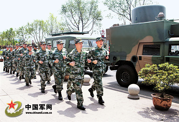 4月20日，成都軍區某集團軍啟動抗震救災預案，派出2000余名官兵，出動救護車、挖掘機、裝載機173臺，緊急奔赴災區展開救援?！　　〗夥跑妶筇丶s記者　高效文攝　