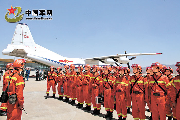 　4月20日中午時分，成都軍區空軍派出運八型運輸機運送雲南某專業地震救援隊緊急奔赴雅安地震災區。機上共搭載了71名專業地震救援隊員、4條搜救犬和4噸多的救援設備。  王波攝　