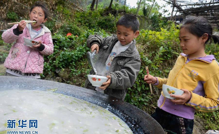 　4月21日，太平鎮春光村溪口上組的小朋友們在吃午餐。目前，“4·20”地震蘆山縣太平鎮仍然余震不斷。但在災區的鄉村，在臨時扎起的帳篷裡，隨時可見孩子們天真的笑臉。突如其來的災難給他們的家園留下了印記，但沒能阻擋笑容在他們臉上綻放。有孩子，有笑容，就有希望。 新華社記者 李橋橋攝