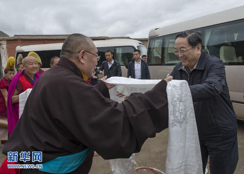 近日，中共中央政治局常委、全國政協主席俞正聲在甘肅甘南藏族自治州調研。這是7月8日，俞正聲來到拉卜楞寺看望宗教界人士。新華社記者李學仁攝