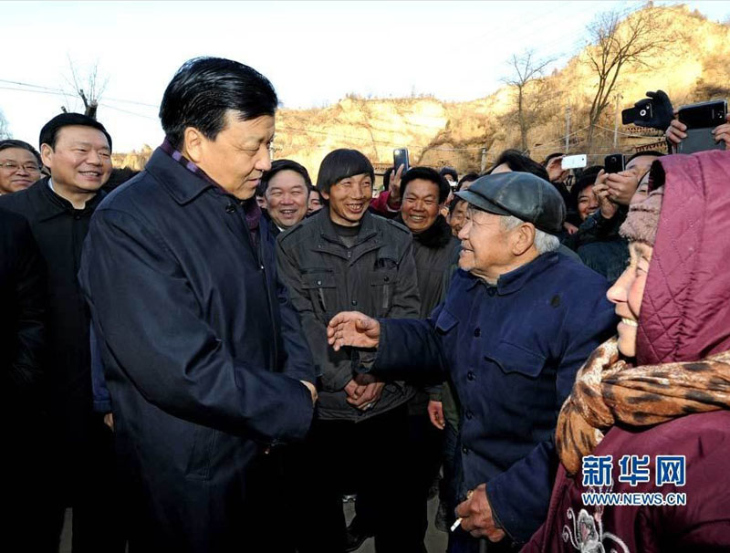 1月11日至14日，中共中央政治局常委、中央書記處書記劉雲山在陝西延安、榆林兩地就貫徹落實黨的十八大精神、開展群眾路線教育實踐活動進行調研。這是1月11日，劉雲山在延川縣禹居鎮農村調研時與群眾親切交談。 新華社記者饒愛民攝