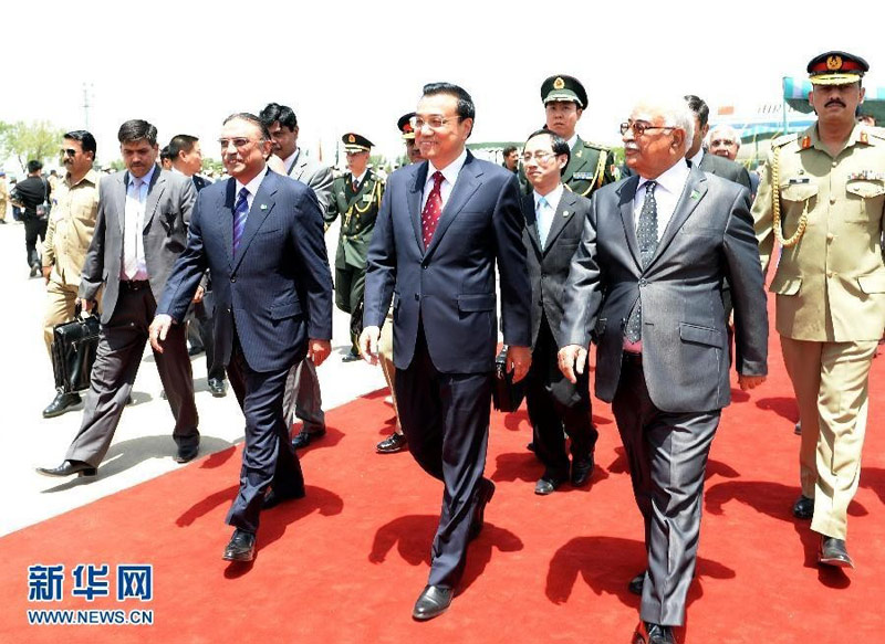 5月22日，中國國務院總理李克強乘專機抵達伊斯蘭堡，開始對巴基斯坦進行正式訪問。巴基斯坦總統扎爾達裡、總理霍索到機場迎接。 新華社記者馬佔成 攝