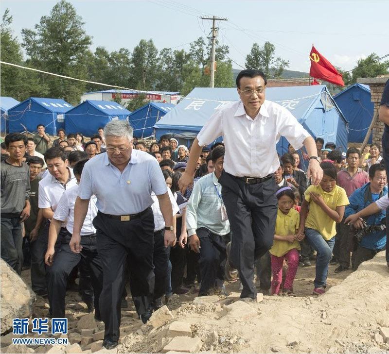 8月17日，中共中央政治局常委、國務院總理李克強來到甘肅岷縣漳縣地震災區考察。這是李克強總理來到海拔2700多米的岷縣重災區梅川鎮永光村看望受災群眾。 新華社記者李學仁攝