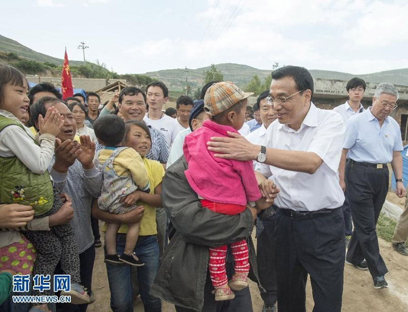 8月17日，中共中央政治局常委、國務(wù)院總理李克強(qiáng)來到甘肅岷縣漳縣地震災(zāi)區(qū)考察。 這是李克強(qiáng)總理在岷縣重災(zāi)區(qū)梅川鎮(zhèn)永光村看望受災(zāi)群眾。新華社記者李學(xué)仁攝