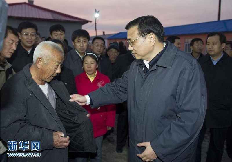 11月4日至6日，中共中央政治局常委、國務(wù)院總理李克強(qiáng)在黑龍江同江、撫遠(yuǎn)、哈爾濱等地考察。這是4日傍晚，李克強(qiáng)來到同江銀川鄉(xiāng)幸福大院，察看洪災(zāi)后五保戶和特困戶安置情況。新華社記者黃敬文攝