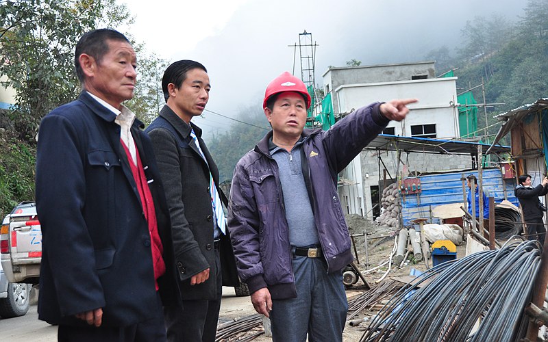 高德榮察看污水處理廠建設情況。人民網 楊麗娜攝