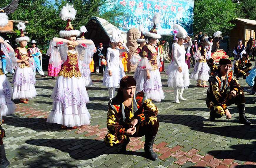 新疆哈薩克風(fēng)情園在風(fēng)景如畫的新疆天山天池腳下，102戶哈薩克牧民選擇定居在闊克胡拉村，他們放棄了“逐水草而居”的游牧式生活，轉(zhuǎn)而用一幅幅生活畫卷的方式向南來北往的游客展示著哈薩克族的傳統(tǒng)文化。