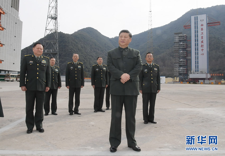 2月10日，中共中央總書記、國家主席、中央軍委主席習(xí)近平來到駐四川部隊(duì)某基地，深入發(fā)射工位和技術(shù)廠房，看望慰問部隊(duì)官兵，代表黨中央和中央軍委，向全體解放軍指戰(zhàn)員、武警部隊(duì)官兵、民兵預(yù)備役人員致以誠摯問候和新春祝福。這是習(xí)近平來到某基地發(fā)射場聽取情況匯報(bào)。新華社記者李剛攝