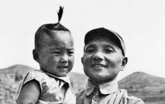 1945年，鄧小平和長(zhǎng)子鄧樸方合影