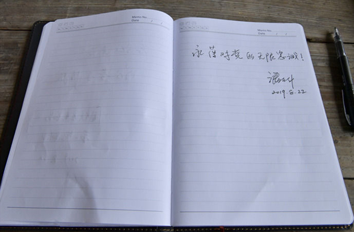 潘東升參加主題黨日活動，手書“永葆對黨的無限忠誠”。