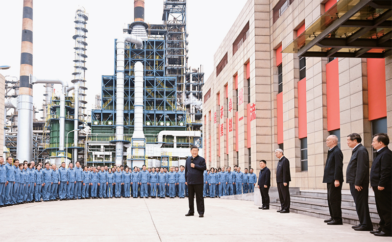 2023年10月10日至13日，中共中央總書記、國家主席、中央軍委主席習(xí)近平在江西考察。這是10日下午，習(xí)近平在中國石化九江分公司考察時，同企業(yè)員工親切交流。 新華社記者 謝環(huán)馳/攝